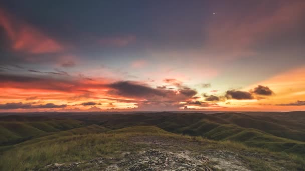 Billedskjønne Wairinding Hills mot solnedgang på oransje himmel – stockvideo