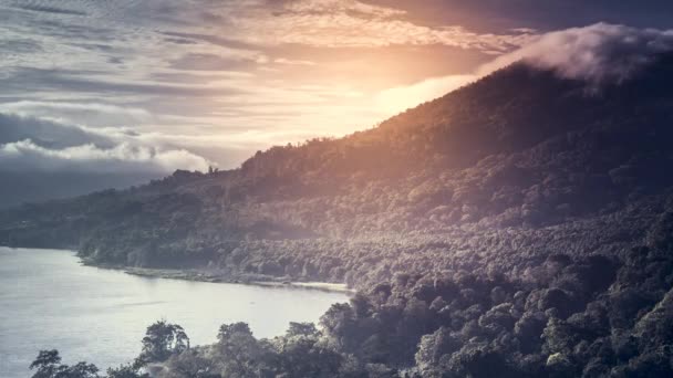 Danau Buyan lago em alta colina florestal sob nuvens cinzentas — Vídeo de Stock