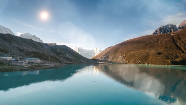Spokojne Gokyo jeziora odzwierciedlają jasne światło słoneczne i skaliste wzgórza — Wideo stockowe