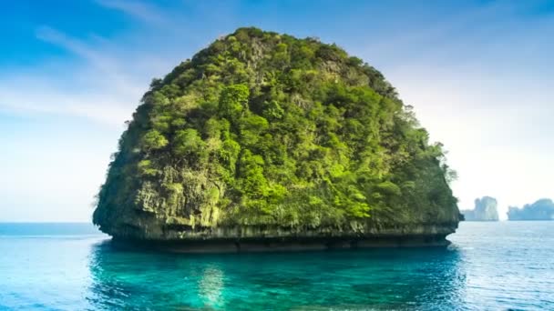 Green limestone mountain cliff covered with jungle in ocean — Stock Video