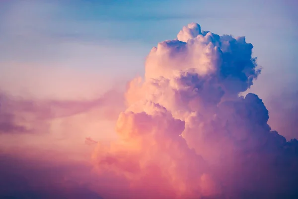 Nahaufnahme bunte Wolken am Himmel bei Sonnenuntergang. — Stockfoto