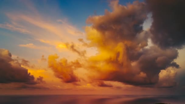 Por do sol nuvens laranja e cinza iluminadas no céu azul — Vídeo de Stock