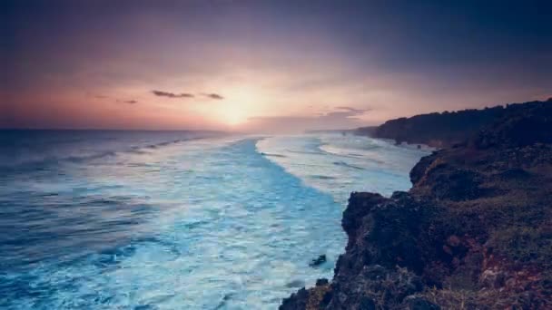 Costa de Tanjung Benoa contra ondas oceânicas ao pôr-do-sol — Vídeo de Stock