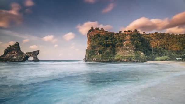 Penhascos rochosos pictóricos de Atuh Beach no oceano calmo — Vídeo de Stock