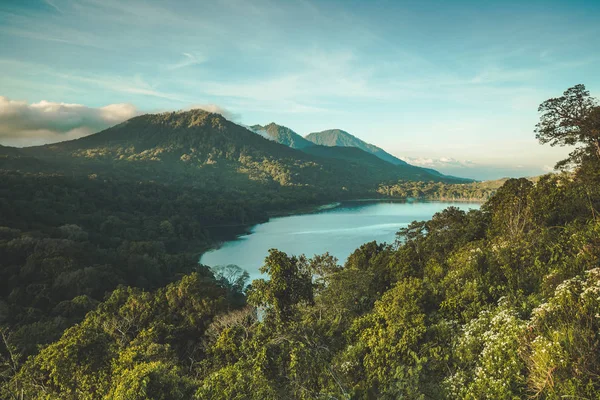 Het meer Batur tussen de wilde natuur. Bali. — Stockfoto