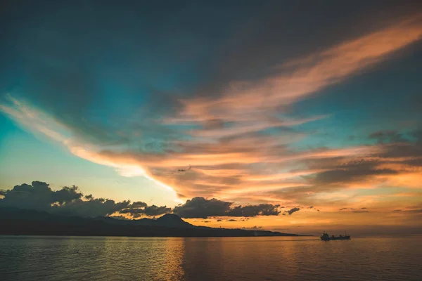 Colorful sunset sky over the Komodo island shore. — Stock Photo, Image