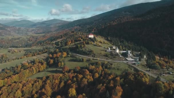 Toit du bâtiment de l'hôtel rouge situé au sommet de la colline en automne — Video