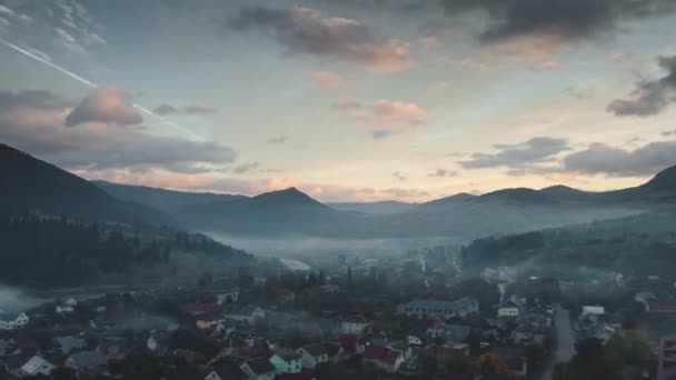 Maisons situées près de la rivière de montagne contre les collines brumeuses — Video