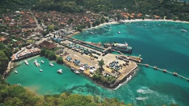 Malerischer Nusa Penida türkisfarbener Hafen mit Booten am Pier — Stockvideo