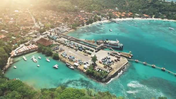 Maravilloso puerto de Nusa Penida con edificios de la ciudad — Vídeo de stock