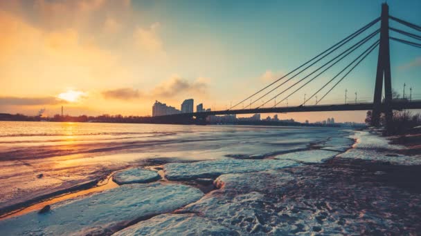 Pivnichnyi Bridge silhouette sur la moitié gelée rivière Dnipro — Video