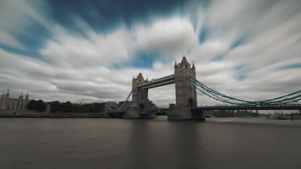 Tower Bridge of London i Tamiza — Wideo stockowe