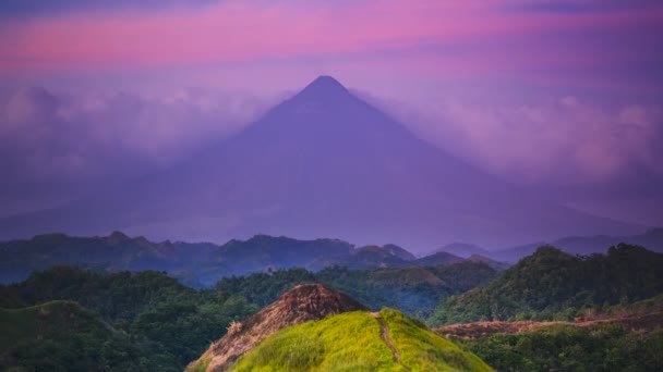 Violette dichte Wolken umgeben Mayon Vulkan Silhouette — Stockvideo