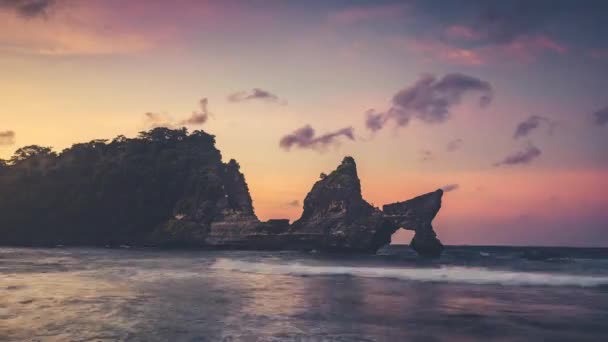 夕方のアトービーチのシルエットの絵の岩の崖 — ストック動画