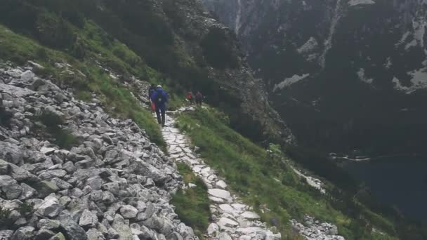 Группа туристов, путешествующих в горах Словакии — стоковое видео