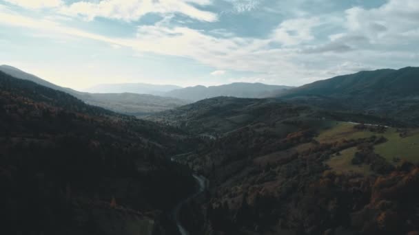Klikatá asfaltová silnice mezi kopci s lesy a loukami — Stock video