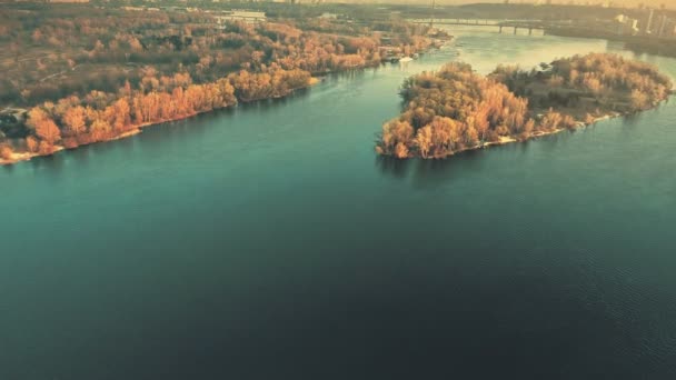 Letecký pohled na řeku Dněpr v podzimním lese na břehu — Stock video
