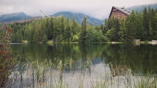 Γαλήνιο καθαρό βουνό λίμνη σπίτι στο δάσος — Αρχείο Βίντεο