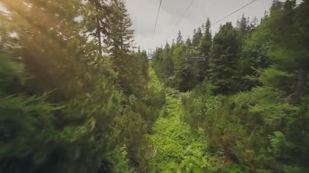 Dağ teleferik yaz aktivite vadi güneş parlaması — Stok video