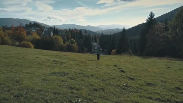 Χαρούμενη γυναίκα τρέξιμο carpatian ορεινή κοιλάδα — Αρχείο Βίντεο