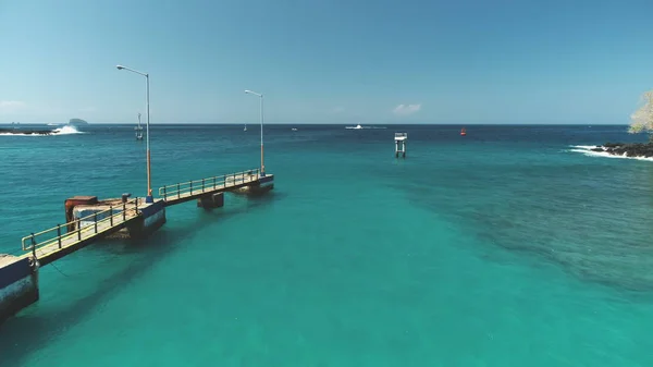 绿松石水晶海水上空的空中飞行 — 图库照片