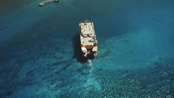 Vuelo aéreo de aviones no tripulados sobre gran barco de ferry Vela —  Fotos de Stock