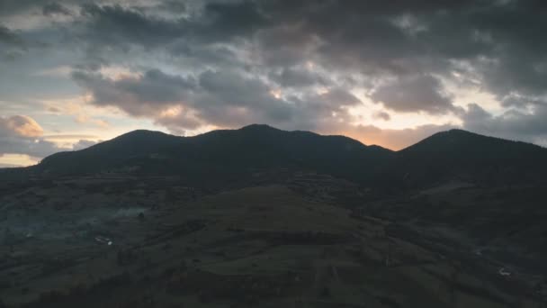 Silhouette de montagne carpatique lever de soleil vue aérienne — Video