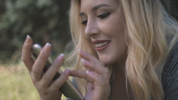 Menina bonita chamada Smartphone natureza fora Closeup — Vídeo de Stock