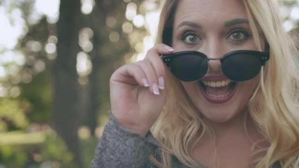 Bonita menina loira rir óculos de sol imagem Closeup — Vídeo de Stock