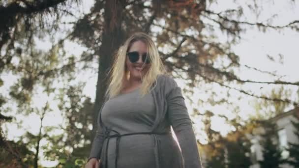 Gioioso donna plus size soffiare aria baci all'aperto — Video Stock