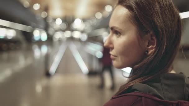 Ung flicka promenader till flygplatsen speedwalk närbild — Stockvideo