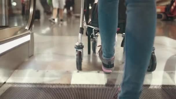 Kvinna bära vagn på internationella flygplatsen terminal — Stockvideo