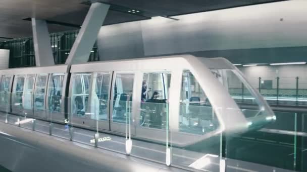 Autozug fährt auf modernem internationalen Flughafen — Stockvideo