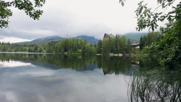Kalme reflecterende berg meer baai huis in bossen — Stockvideo