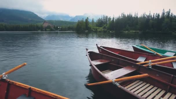 Kayak boat on calm clear mountain summer lake — Stock Video