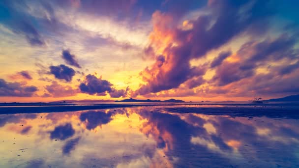 Nubes de noche de colores maravillosos reflejados en el agua del océano — Vídeos de Stock