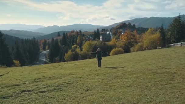 Beztroska kobieta biegnąca Carpatian Mountain Valley — Wideo stockowe
