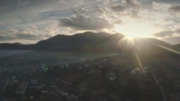 Východ slunce karpatské horské vesnice letecký pohled — Stock video