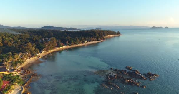 Εναέρια Tropical Beach Scenery Rocky Chain View. Paradise Lagoon Mountain Coastline Palm Tree Horizon — Αρχείο Βίντεο