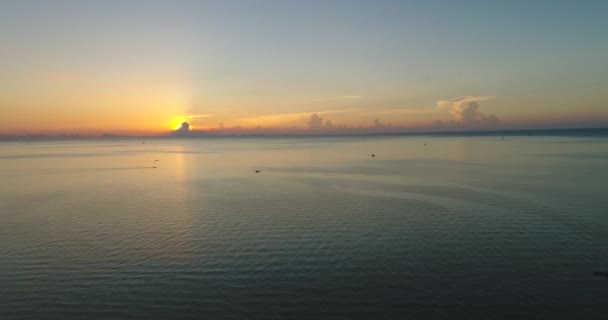 Wasseroberfläche Sonnenuntergang Luftaufnahme. Epische Seelandschaft Boot Float Sea Ripples Horizon Line Hintergrund — Stockvideo