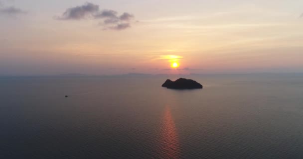 Liten ö Open Ocean Flygfoto. Episk havsutsikt vid solnedgången Sea Waves Still Water Surface Horizon — Stockvideo