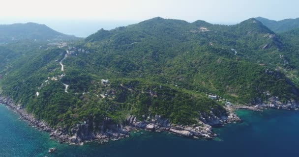 Paisagem Panorâmica Aérea da Ilha Rocky Chain View. Paradise Mountains Paisagem Clear Ocean Water Bay — Vídeo de Stock