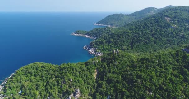 Vista aérea de la bahía de Paradise Mountain Hills Island. Tropical Isle Shoreline Open Ocean Water Surface — Vídeo de stock