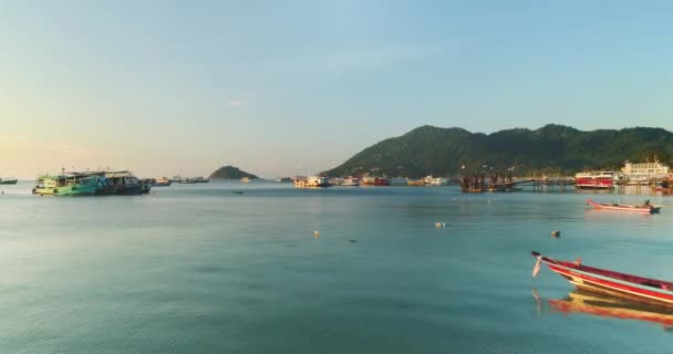 Island Shore vista aérea lanchas ancoradas em. Asiático veleiros cruzeiro oceano maré água paisagem marinha — Vídeo de Stock