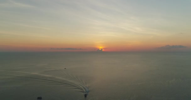 Aerial Epic Seascape Sunset Boat Cruise View. Stilles Wasser Brandung Ozean Tide Island Shore Harbour — Stockvideo