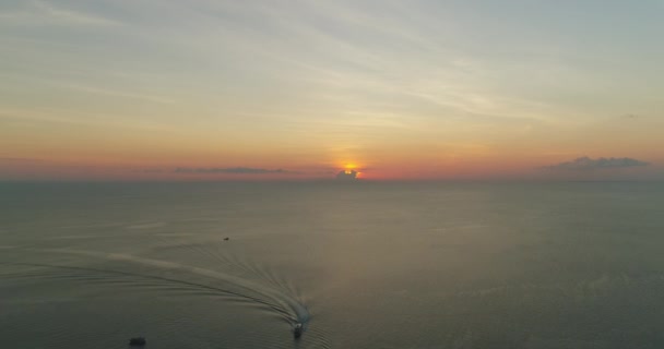 Εναέρια Epic Seascape Sunset Boat Cruise View. Still Water Surf Ocean Tide Island Shore Λιμάνι — Αρχείο Βίντεο