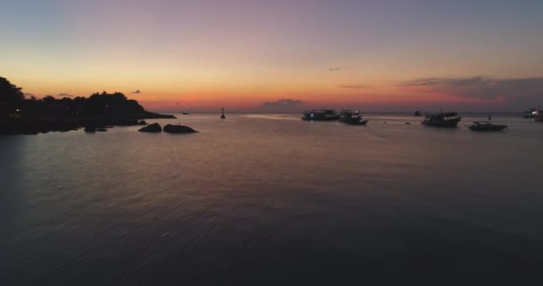 Aerial Island Seascape Sunset Boat Anchorage Ansicht. Motorboote vor Anker Leuchtturmbeleuchtung — Stockvideo