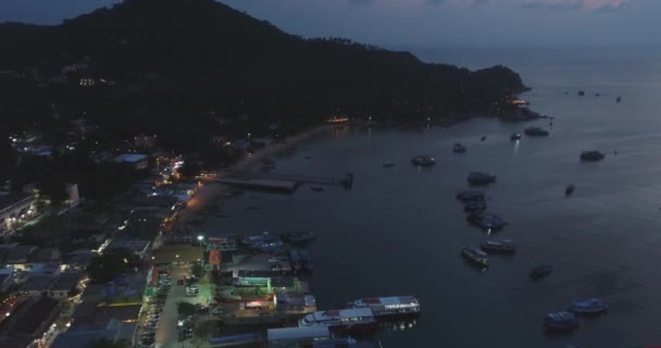 Aerial Island Bay Dusk Harbour Lights Decline View. Segelboot verankert Dock Area Seaside Resort Mount — Stockvideo