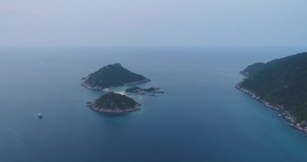 Aerial Island Group En Open Ocean Seascape View. Rocky Hills Isle Sea Ripples Bold Shore cubierto — Vídeo de stock