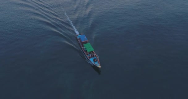 在开阔洋水景中的空中摩托艇流.航船航行平静海面波纹浪花蓝水 — 图库视频影像